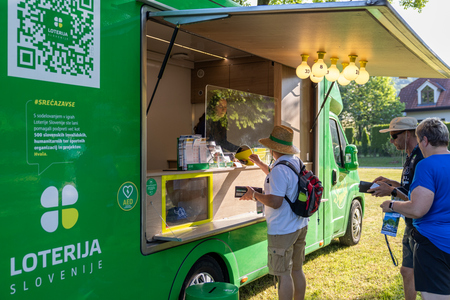 Pot ob reki, ki povezuje (5)